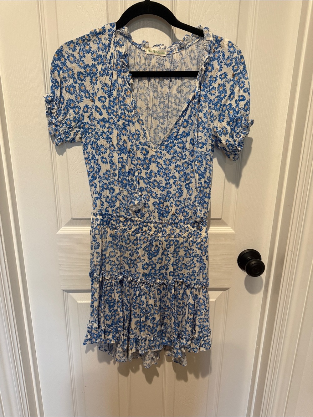 Mixology We’re All Pretty Girls Blue and White Floral V-Neck  Dress Small